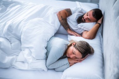 Genç evli çift yataklarında uyuyor..