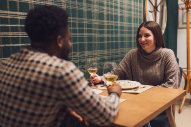 Genç çift ilk buluşmalarında romantik bir akşam yemeği yiyor..