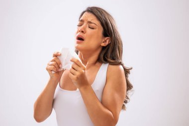 Hapşıran yetişkin kadın portresi.