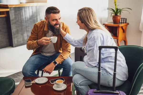 Neşeli evli çift otele geldi. Tatildeler, bavullarıyla lobide oturuyorlar, kahve içip eğleniyorlar..