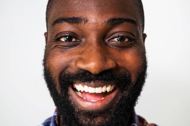 Mutlu ve neşeli siyahi bir adamın portresini yakından çek. Yetişkin adam gülüyor..