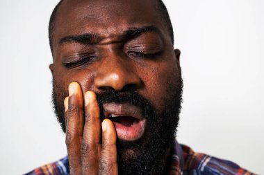 Dişi ağrıyan siyah bir adamın portresini yakın plan çek..