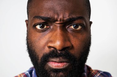 Kameraya bakan kızgın siyahi adamın portresini kapat..