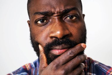 Düşünceli ve endişeli bir zencinin portresini yakından çek..