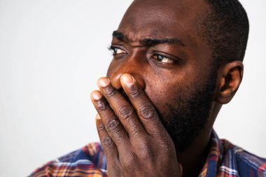 Endişeli ve perişan bir siyahın portresi. Endişeli adam başka yere bakıyor..