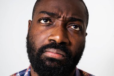 Sıkıcı ve çok çalışan siyahi adamın portresini kapat..