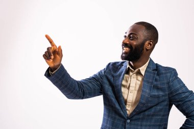 Mutlu ve başarılı bir iş adamının portresi. Takım elbiseli siyah adam mesajına ya da reklamına bakıyor..