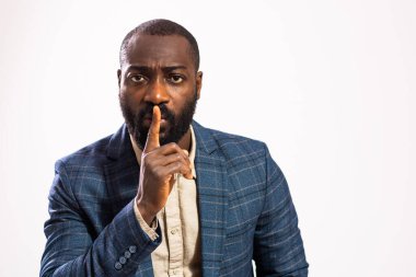 Sessizlik isteyen ciddi ve perişan bir iş adamının portresi..