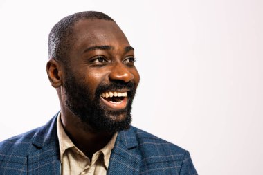 Mutlu ve başarılı bir iş adamının portresi. Takım elbiseli siyah adam gülümsüyor..