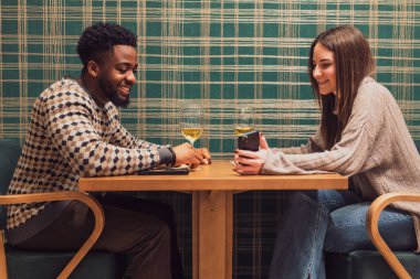 İki arkadaş restoranda akşam yemeği yiyorlar. Oturuyorlar, konuşuyorlar ve birlikte vakit geçiriyorlar..