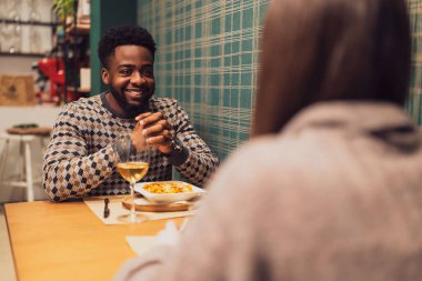 Genç çift ilk buluşmalarında romantik bir akşam yemeği yiyor..