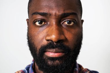 Kameraya bakan sıkılmış siyahi adamın portresini yakından çek..