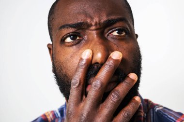 Düşünceli ve endişeli bir zencinin portresini yakından çek..