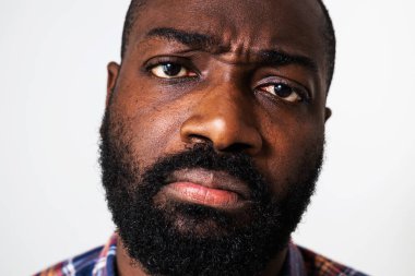 Sıkıcı ve çok çalışan siyahi adamın portresini kapat..