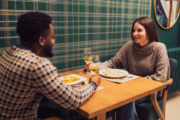 Genç çift ilk buluşmalarında romantik bir akşam yemeği yiyor..