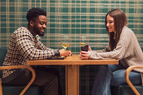 İki arkadaş restoranda akşam yemeği yiyorlar. Oturuyorlar, konuşuyorlar ve birlikte vakit geçiriyorlar..