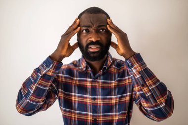 Endişeli ve başı ağrıyan siyah bir adamın portresi..