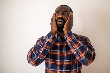 Endişeli ve hayal kırıklığına uğramış siyah bir adamın portresi.. 