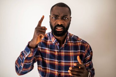 Tehdit eden kızgın siyahi adamın portresi.