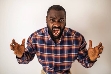 Duygusal olarak stresli ve kızgın siyah bir adamın portresi..