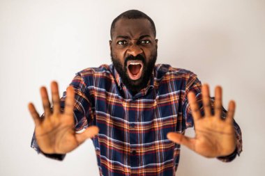 Kimseyi dinleyemeyen, duygusal olarak stresli siyahi bir adamın portresi..