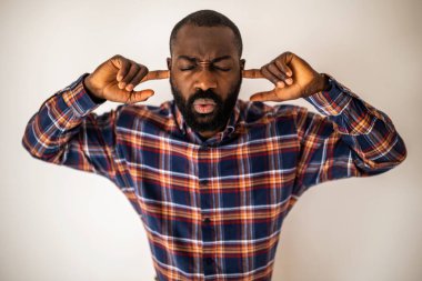 Kimseyi dinleyemeyen yorgun ve duygusal olarak stresli siyahi bir adamın portresi..