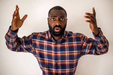 Ne olup bittiğini merak eden duygusal olarak stresli ve kafası karışmış siyahi bir adamın portresi.