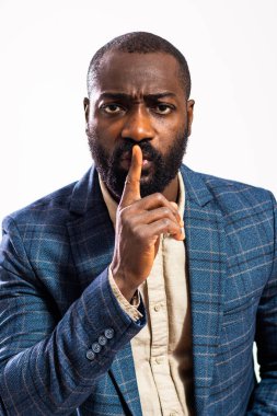 Sessizlik isteyen ciddi ve perişan bir iş adamının portresi..