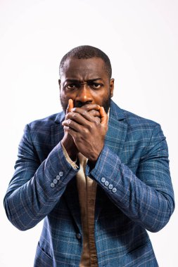 Yorgun ve bitkin iş adamının portresi. Takım elbiseli siyahi adam çok çalışıyor ve artık strese dayanamıyor..