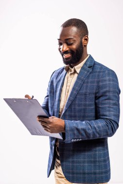 Mutlu ve başarılı bir iş adamının portresi. Takım elbiseli siyah adam notlar yazıyor..