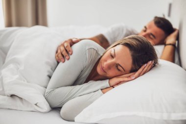 Genç çift yataklarında uyuyor. İyi uykular ve kucaklaşmalar..