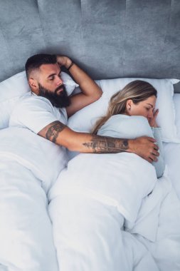 Genç evli çift yataklarında uyuyor. İyi uykular ve kucaklaşmalar..