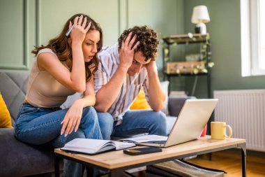 Çift dizüstü bilgisayardan ev ekonomisini kontrol ediyor. Kötü aile bütçesi yüzünden şoktalar..