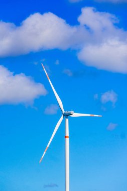 Mavi gökyüzü alternatif enerji üretiminde yel değirmeni türbini dikey güç jeneratörü