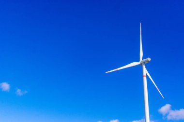 Gün ışığında yel değirmeni. Alternatif enerji rüzgar türbinleri kavramı güney sahilinde yatay ve metin için alanı olan bir konsept oluşturur.