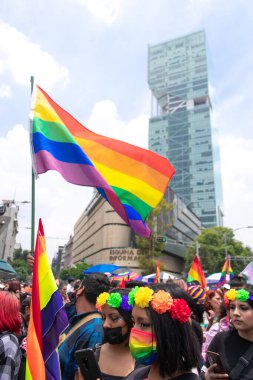 Mexico City, 25 Haziran 2022. Eşcinsel yürüyüşü katılımcıları gökyüzünde lgbt bayrakları sallayarak geleneksel etkinliğin dönüşünü kutluyorlar.