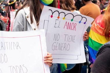 Mexico City, 25 Haziran 2022. İsimsiz kişi İspanyolca metni ile işaret gösteriyor: Aşkın cinsiyeti yoktur