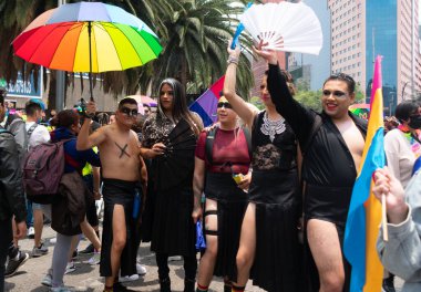 Mexico City, 25 Haziran 2022. Eşcinsel Gurur Festivali 'nin dönüşünde hayranlarına poz vererek harika vakit geçiren eşcinsel insanlar.