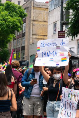 Mexico City, 25 Haziran 2022. Geri dönen lgbt Mart Festivali katılımcısı İspanyolca bir metinle işaret kaldırdı: Annenden sevgiler