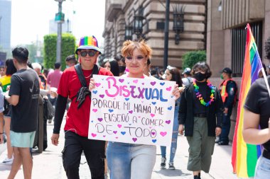 Mexico City, 25 Haziran 2022. Gay Onur Festivali 'nin dönüşünde yardımcı kadın kameraya 