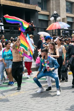 Mexico City, 25 Haziran 2022. Igbt Onur Günü Festivali 'ne katılanlar sokak yürüyüşünde twerk yaparak eğleniyorlar, ellerinde Igbt bayrakları sallıyorlar ve gülüyorlar..