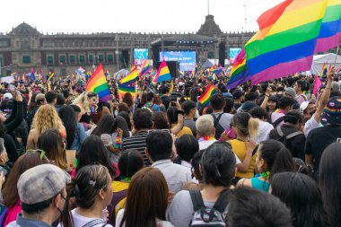 Mexico City, 25 Haziran 2022. Eşcinsel Onur Günü Festivali 'nin merkez etkinliğinde tanınmayan insanlar lgbt bayrakları sallıyor..