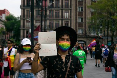 Mexico City, 25 Haziran 2022. Lgbt Onur Günü Festivali 'ne katılan genç adam şöyle bir not defteri gösteriyor: 