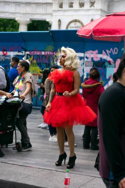 Mexico City, 25 Haziran 2022. Igbt Onur Günü Festivali 'nde güzel kırmızı elbiseler giyer.