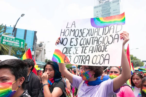 Mexiko Stadt Juni 2022 Teilnehmer Eines Schwulenmarsches Zeigen Ein Schild — Stockfoto