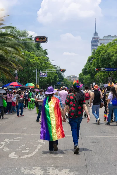 Pár Kráčející Vlajkou Igbt Zahalený Jako Plášť Oplátku Gay Festivalu — Stock fotografie