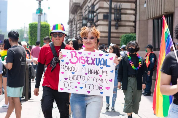 Mexico City Června2022 Asistentka Návratu Festival Homosexuální Hrdosti Ukazuje Kameře — Stock fotografie