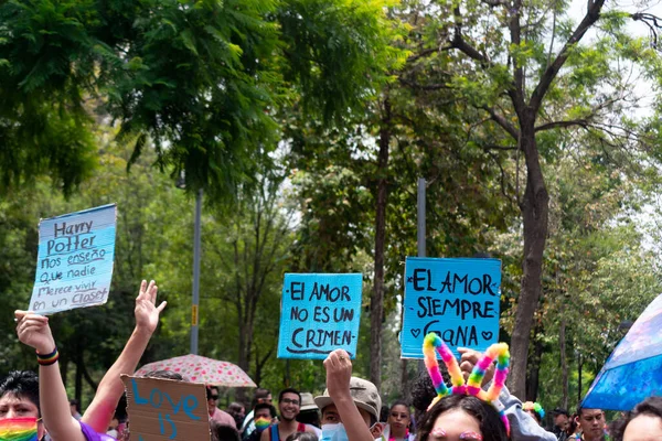 2022年6月25日 メキシコシティ 愛は常に勝つ などのテキストとLbt行進のための祭りの復帰時に認識できない人々のポスター — ストック写真
