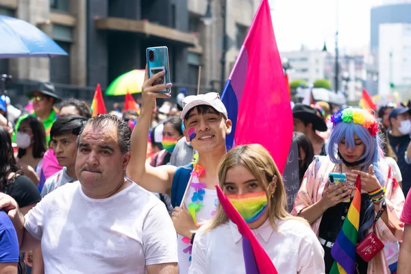 2022年6月25日 墨西哥城 返回的自豪日庆祝活动与会者对着摄像机笑着 右肩上罩着一面双性恋旗 — 图库照片