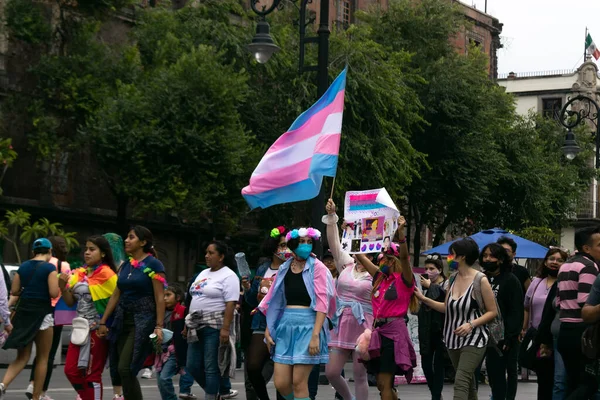Мехіко Червня 2022 Lgbt Pridday Відвідує Хвилю Трансгендерного Прапора Кричачи — стокове фото